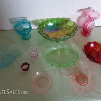 Colored glass assortment 10pcs

-1 Carnival glass oval bowl with blues & greens -1 Pink vase -1 Turquose bowl stand -1 Lightblue handled...