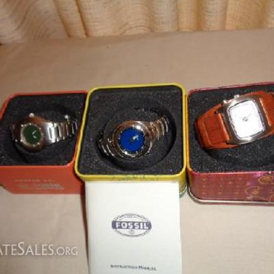 Three new mens Fossil watches

All come in original box, Water resistant with limitations, Stainless steel

-One blue -One green -One...