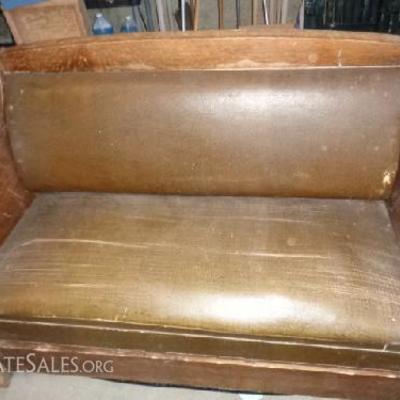 Antique Love Seat with Hideaway Bed

-Dark solid wood -Brown leather -Hideaway bed matteress not included ( Needs Cleaning )

-61-3/4