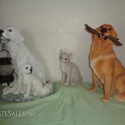 Indoor/Outdoor animal decor

1 White golden retriever with two puppies and a solar lamp (may need new solar light, has been outside) :...