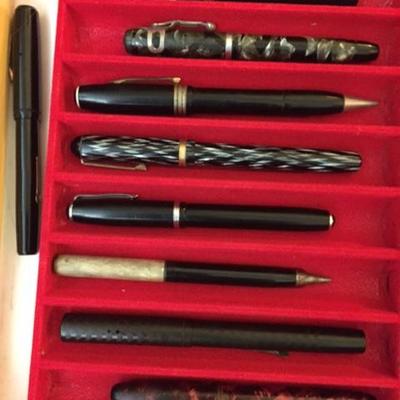 LARGE COLLECTION OF VINTAGE FOUNTAIN PENS.