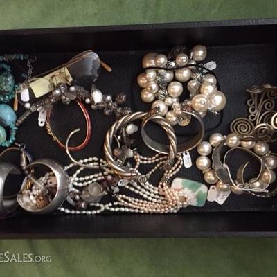LARGE COLLECTION OF VINTAGE JEWELRY.