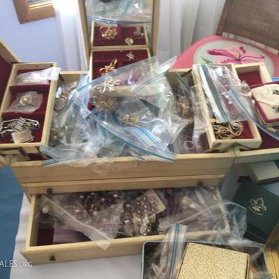 100's and 100's of pcs of costume jewelry