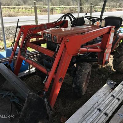 Kubota 4W drive tractor with bucket