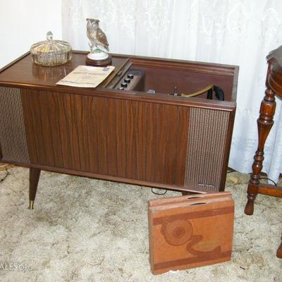 Mid Century Magnavox stereo - works