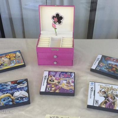 KEB014 Nintendo DS Case and Five DS Games
