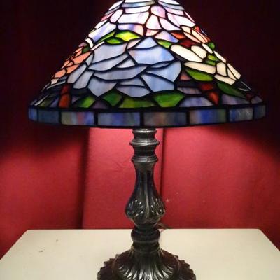 TIFFANY STYLE STAINED GLASS LAMP, NEW IN BOX