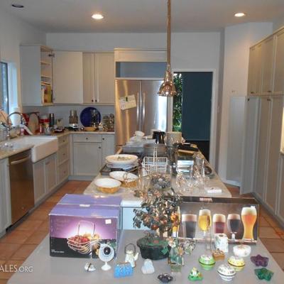 Extensive kitchen. Full kitchen. Many kitchen items.