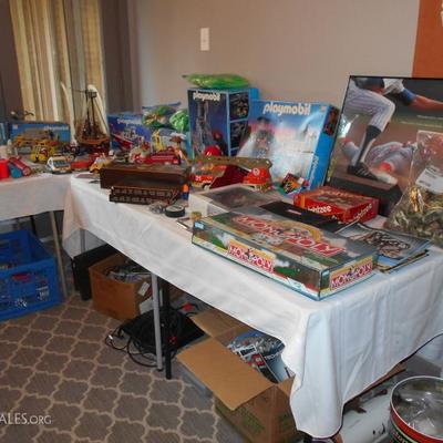 Many toys and games including Extensive LEGO collection and constructions....