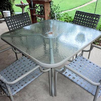 CLEAN patio table and 4 chairs set