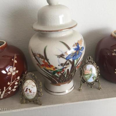 Vintage Chinese porcelain lidded jar