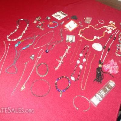 Misc costume jewelery

-Necklaces, pendants, bracelets, earings, stainless watch clasp (NEW) -Lots of misc jewelery!