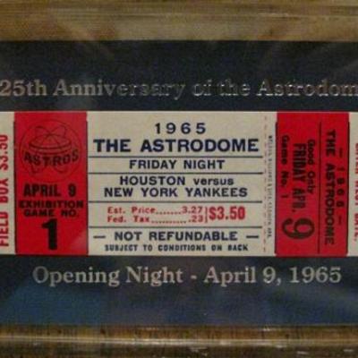 25th Anniversary of the Astrodome.
OPENING NIGHT - APRIL 9, 1965
Houston vs New York Yankees,
reverse side has box score of the game....