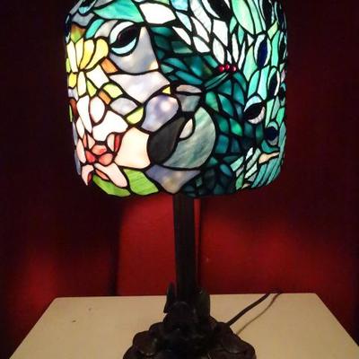 TIFFANY STYLE STAINED GLASS PEACOCK LAMP
