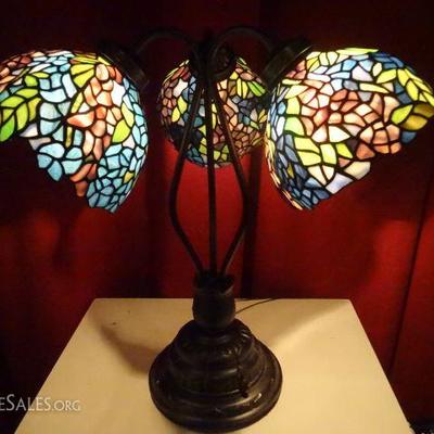 TIFFANY STYLE STAINED GLASS TABLE LAMP 