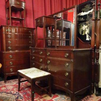 7 PC VINTAGE QUEEN BEDROOM SET WITH 4 POSTER QUEEN BED, 2 NIGHTSTANDS, DRESSER, MIRROR, TALL CHEST, AND STOOL