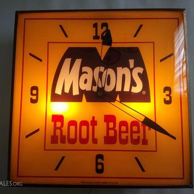 Very good condition on this one! Mason's Root Beer Pam clock