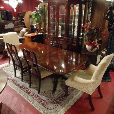 THOMASVILLE MAHOGANY DINING TABLE WITH 6 CHAIRS, 2 LEAVES, DUAL PEDESTAL TABLE WITH BANDED TOP
