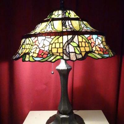 TIFFANY STYLE LEADED GLASS LAMP BY SPLENDOR LIGHTING, ART NOUVEAU STYLE BASE, EXCELLENT CONDITION NEW IN BOX, APPROX 30