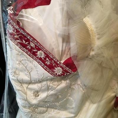 DETAIL ON WEDDING GOWN