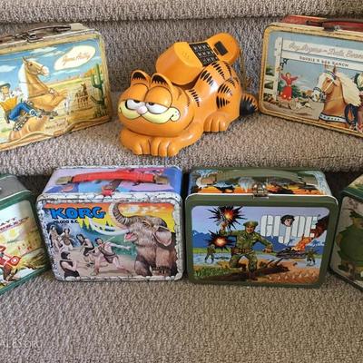LARGE COLLECTION OF VINTAGE LUNCH BOXES. 