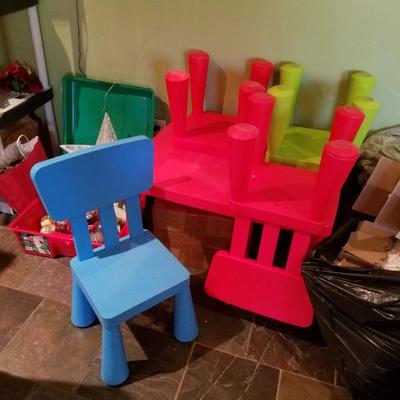 child's play table with chairs