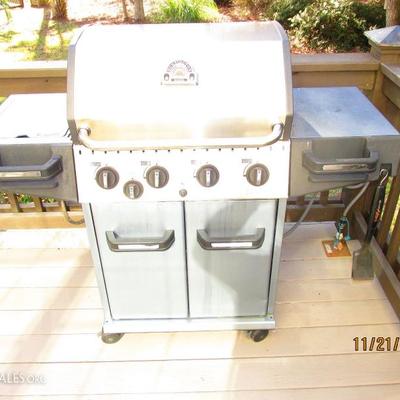 NATURAL GAS (PIPELINE GAS) GRILL--WILL NOT RUN ON A PROPANE TANK.