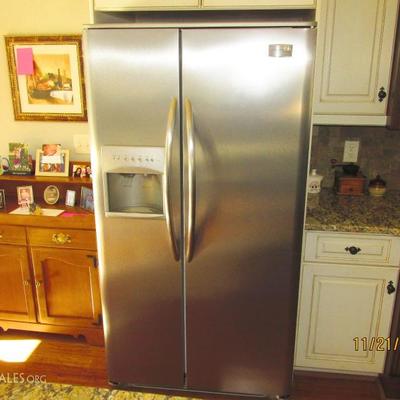 SIDE BY SIDE FRIGIDAIRE STAINLESS STEEL FRONT REFRIGERATOR/FREEZER WITH WATER AND ICE ON THE FREEZER DOOR.  THIS UNIT IS VERY CLEAN AND...