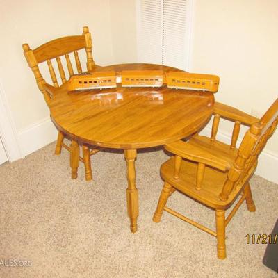 ROUND WOOD CHILD'S TABLE WITH 2 MATCHING CHAIRS