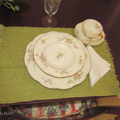 LOTS OF ROSALINDE PATTERN VINTAGE ANTIQUE CHINA PLATES, CUPS SAUCERS, ETC.