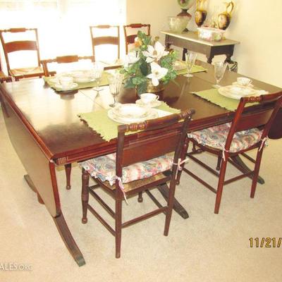 ANTIQUE DINING ROOM TABLE WITH FOLD OUT END LEAFS AND CHAIRS