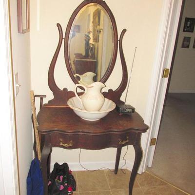 ANTIQUE WASH STAND WITH MIRROR IN EXCELLENT OVERALL CONDITION