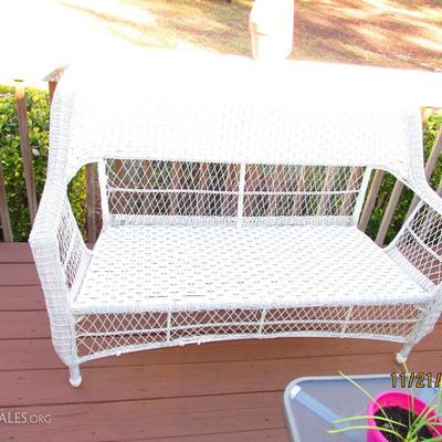WHITE WICKER OUTDOOR BENCH SEAT