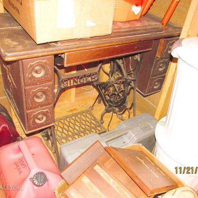 ANTIQUE SINGER TREADLE SEWING MACHINE WORKS BUT THE ROUND BELT IS BROKEN.  THE BELT IS ON THE MACHINE FOR YOU TO COMPARE THE LENGTH TO A...