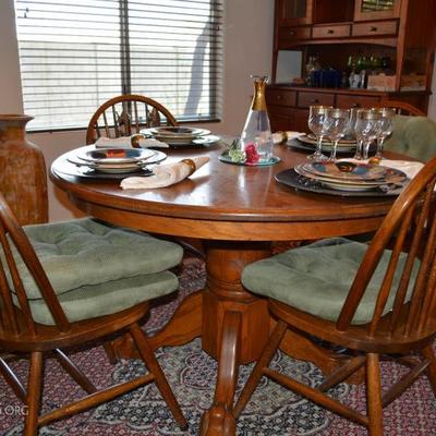 Oak Bear Claw Table and 4 chairs $199