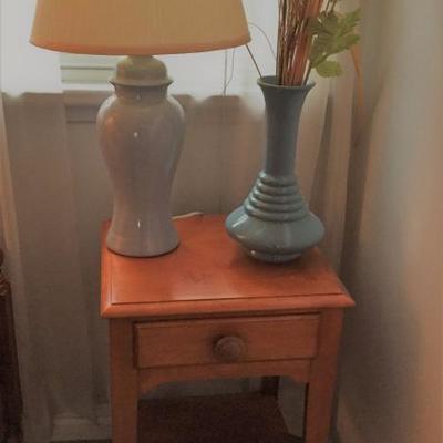 End table with lamp and vase