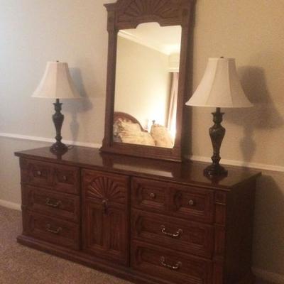 dresser with mirror, lamps
