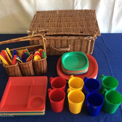 Lot # 10 - Picnic basket and Accessories $ 20.00