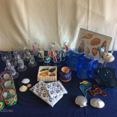 Lot # 8 - 4 sets of plastic novelty cups and fish decor $ 20.00