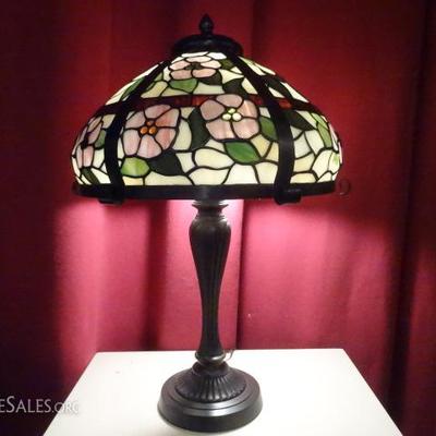 TIFFANY STYLE STAINED GLASS TABLE LAMP BY SPLENDOUR LIGHTING, FLORAL DOME SHADE, NEW IN ORIGINAL BOX