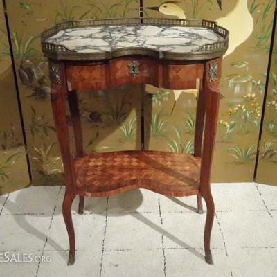 ANTIQUE LOUIS XV STYLE MARBLE TOP TABLE WITH KIDNEY SHAPE
