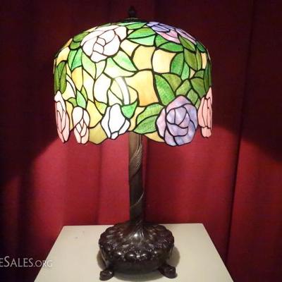 TIFFANY STYLE STAINED GLASS TABLE LAMP BY SPLENDOUR LIGHTING, NEW IN ORIGINAL BOX
