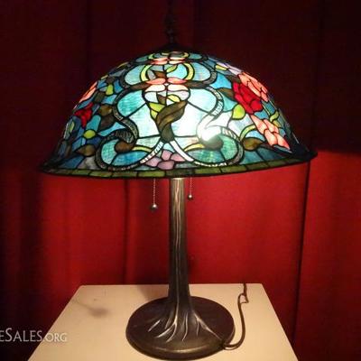 TIFFANY STYLE STAINED GLASS TABLE LAMP BY SPLENDOUR LIGHTING, NEW IN ORIGINAL BOX