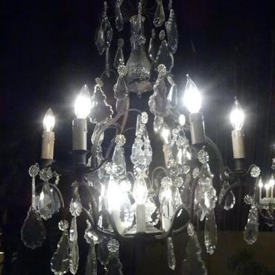 9 LIGHT METAL AND CRYSTAL CHANDELIER WITH CRYSTAL DROPS