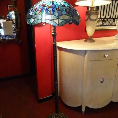 TIFFANY STYLE STAINED GLASS FLOOR LAMP BY SPLENDOUR LIGHTING, NEW IN ORIGINAL BOX