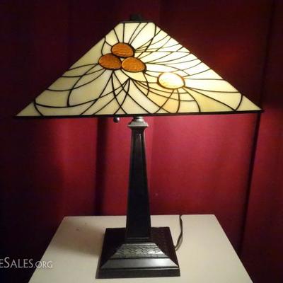 TIFFANY STYLE ARTS AND CRAFTS STAINED GLASS TABLE LAMP BY SPLENDOUR LIGHTING, WITH GOLD PINE CONES, NEW IN ORIGINAL BOX