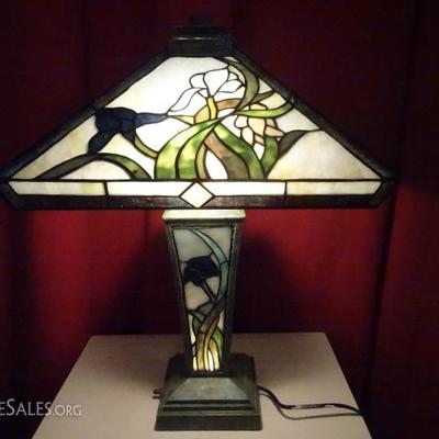 TIFFANY STYLE STAINED GLASS TABLE LAMP BY SPLENDOUR LIGHTING, WITH LIGHTED BASE, NEW IN ORIGINAL BOX