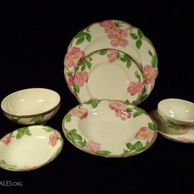89 PIECE FRANCISCAN CHINA SERVICE, DESERT ROSE PATTERN, WITH MANY SERVING PIECES