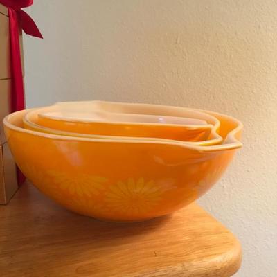 Vintage pyrex Sunflower bowls