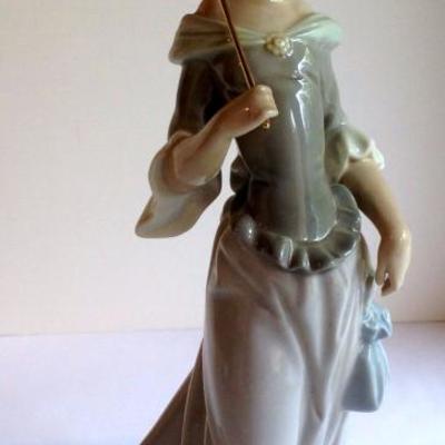 Lladro #5003 “Walking” Lady With Parasol – Retired, With Original Box